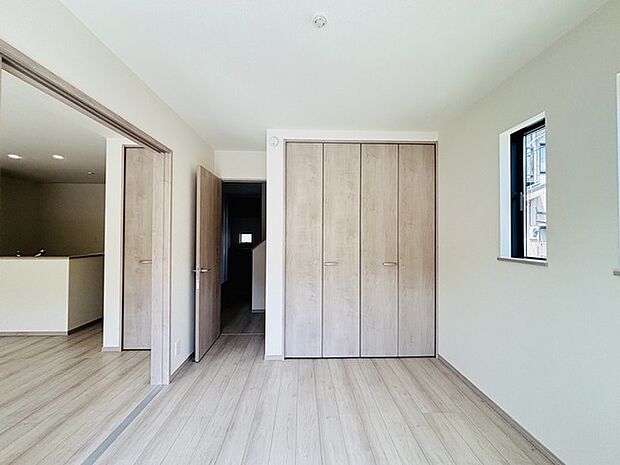 広々収納で、仕事着、普段着をまとめて収納できます。 