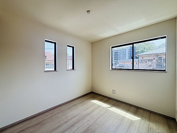 大きな開口部から明るい光が差し込む、日中の室内の明るさがこの部屋の魅力です。 