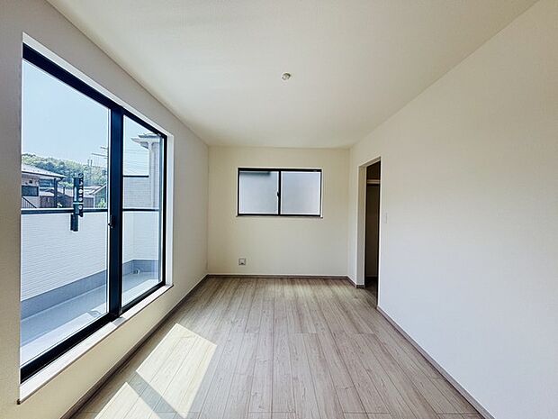 大きな開口部から明るい光が差し込む、日中の室内の明るさがこの部屋の魅力です。 