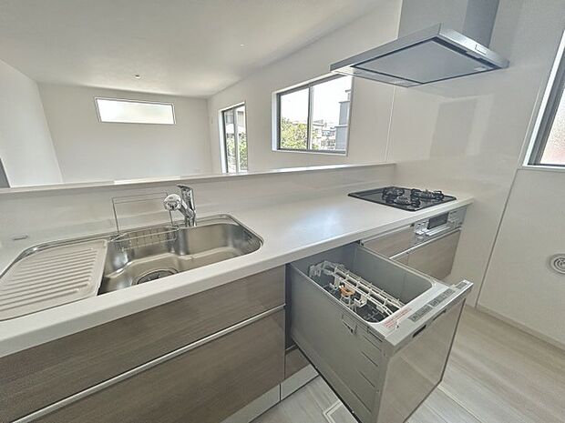 時短に活躍する食器洗浄機や一杯の水も楽しめる浄水器があるシステムキッチン。