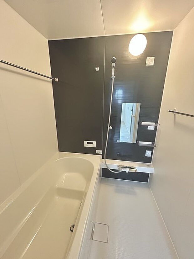 その日の疲れをゆっくりと落としてくれる場所、お子様との大事なひと時を楽しくしてくれる場所。曲線美も感じられるくつろぎのバスタブは、半身浴も楽しめる居心地の良さ。