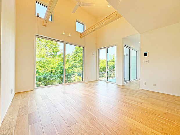 開放感ある上部の吹き抜けは、より高い場所からの陽を取り込み四季折々に室内を演出してくれます。 