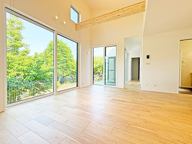 家族の集うリビングには色々な方向から光が差し込む設計に。家族のコミュニケーションが弾むスポットだから明るい雰囲気であってほしい。 