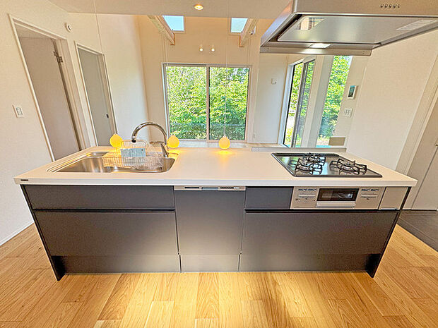 まるでカフェのような佇まい。友人とのホームパーティーや家族との団らんがもっと楽しくなる、アイランドキッチンのある住まい。