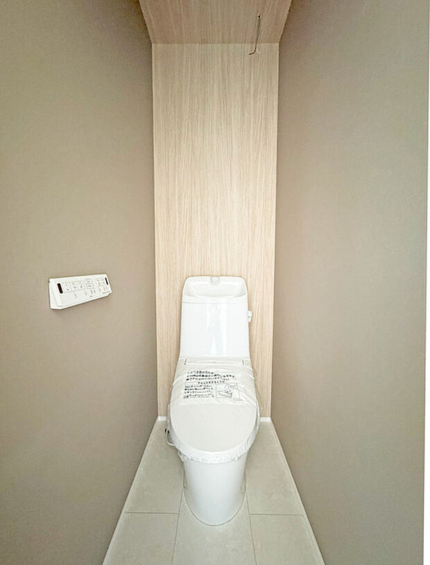 ウォシュレット機能付きのトイレ。実用性も兼ね備えた造り。 