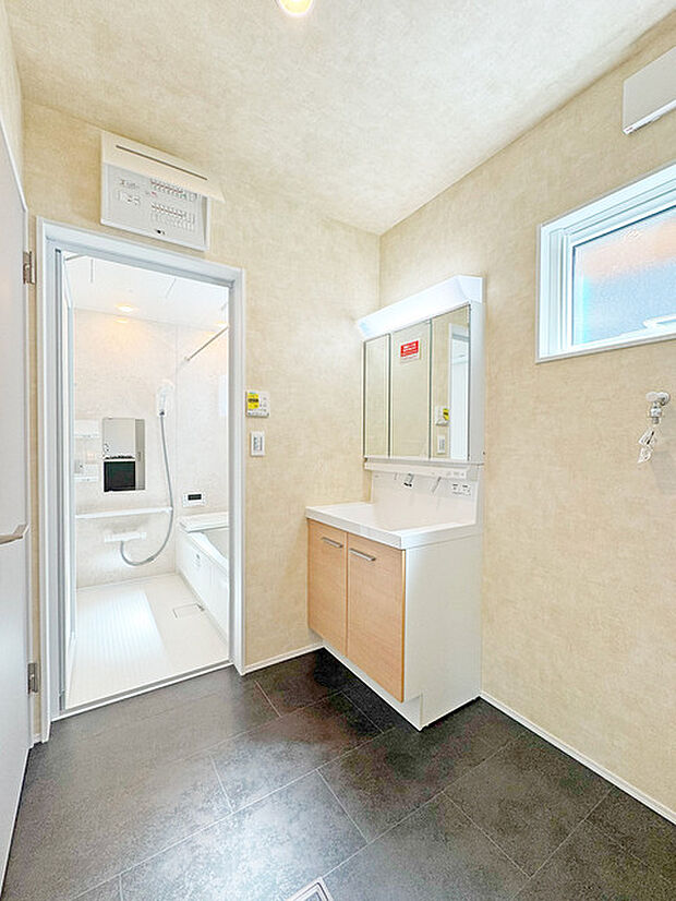 使い勝手の良い洗面台、窓があることで換気もしやすく清潔感のある空間を保てます。 