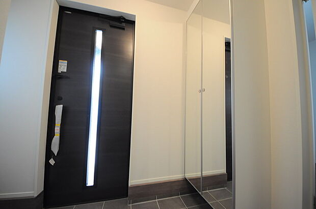 お宅の顔となる明るく開放的な玄関。ご家族皆様様の靴を収納できるスペースと全身鏡があり、お出掛け前に身だしなみチェックもできます。