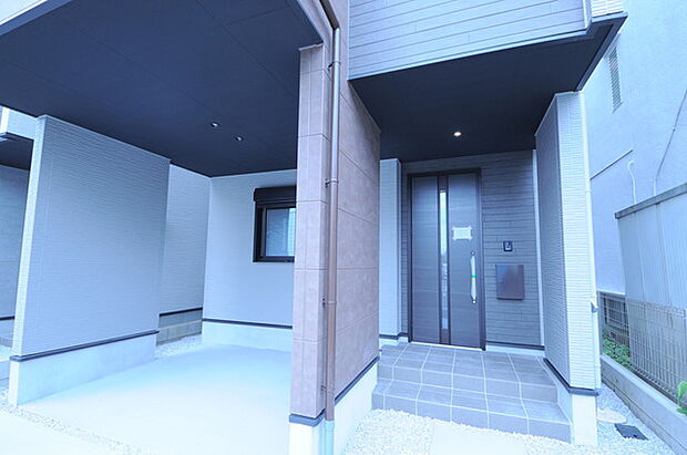 気持ちよくご家族やゲストを送迎できるスタイリッシュでスッキリとした玄関です。