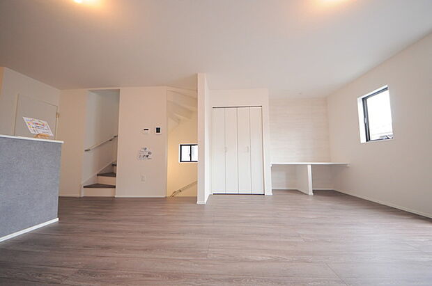 リビングは家具の配置も思いのまま。自由度が高い設計です。 