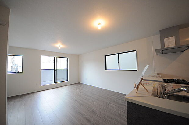 家族の集うリビングには色々な方向から光が差し込む設計に。家族のコミュニケーションが弾むスポットだから明るい雰囲気であってほしい。