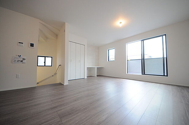 家族の集うリビングには色々な方向から光が差し込む設計に。家族のコミュニケーションが弾むスポットだから明るい雰囲気であってほしい。