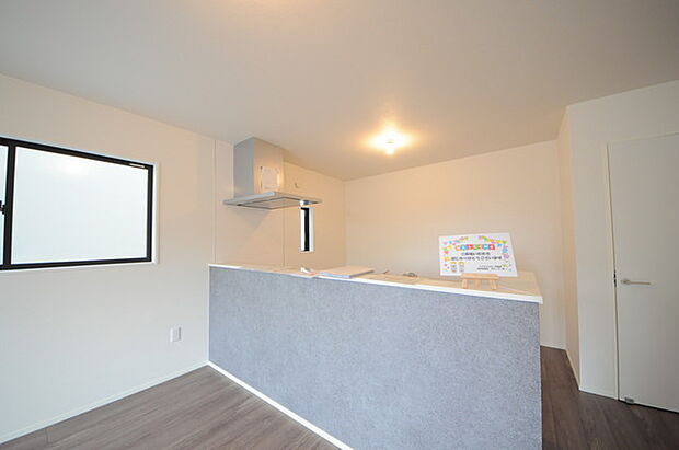 家族が一番集まる場所だから広々としつつも素敵な空間であって欲しい。皆がくつろぐリビングからキッチンまでが一つに繋がる空間。 