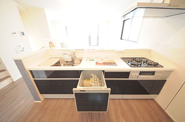 家事時間を短縮できる食洗器付き、毎日の負担を減らしてお料理を楽しめる嬉しい設備です。 