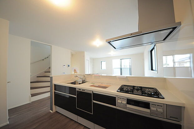 時短に活躍する食器洗浄機や一杯の水も楽しめる浄水器があるシステムキッチン。 