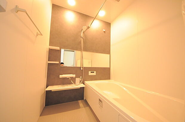 落ち着いた色味の浴室で1日の疲れをゆっくりと癒してください。