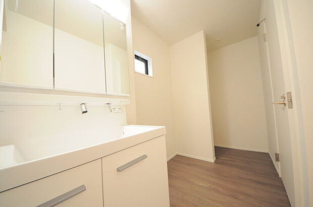 お出かけ前の身だしなみに一歩差がつく三面鏡。ミラー裏にはたっぷり収納もございます。 