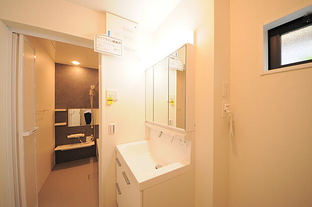 使い勝手の良い洗面台、窓があることで換気もしやすく清潔感のある空間を保てます。 