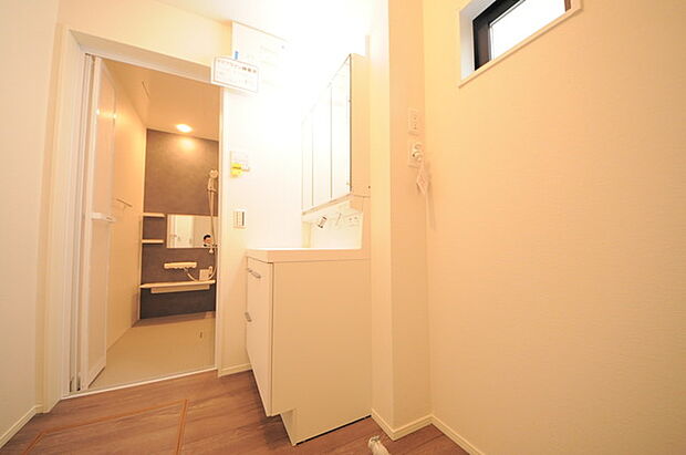 ゆとりの洗面スペースで朝の身支度もスムーズに行えます。