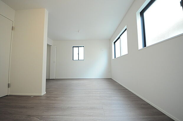 約5.4帖+4.6帖洋室 ご家族様の成長に合わせて、仕切りをつけれる洋室です。 