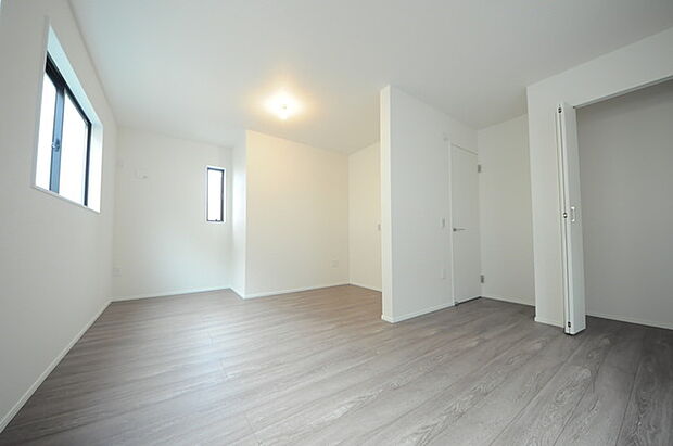 約5.4帖+4.6帖洋室 ご家族様の成長に合わせて、仕切りをつけれる洋室です。 