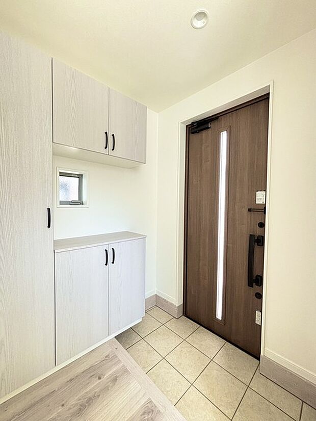 明るく開放的な玄関、靴の脱ぎ履きもしやすく、収納も豊富でご家族皆様の靴をスッキリ収納できます。 