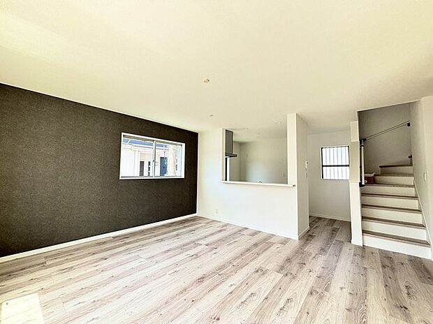 家族団欒のリビング。陽光差し込む食卓には家族の会話とスマイルが溢れます。いつまでもここで食卓を囲みたくなる、そう感じさせてくれるスペース。 