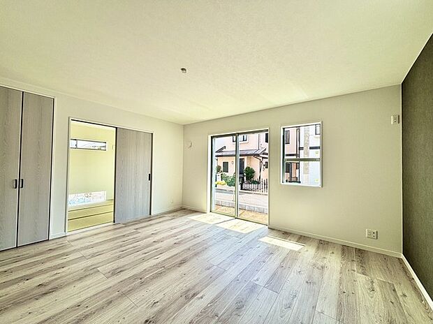 家族や友人、両親、親戚とこれから沢山の時間を紡ぐのだろう。そこを彩るのは窓から見える青い空、心地よい緑。そんなイメージが膨らむリビングスペース。 