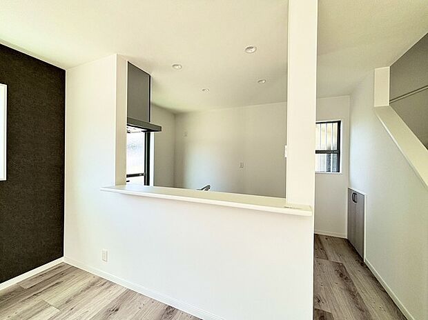 家族が一番集まる場所だから広々としつつも素敵な空間であって欲しい。皆がくつろぐリビングからキッチンまでが一つに繋がる空間。 