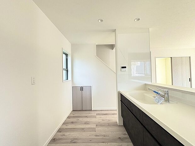 家族が一番集まる場所だから広々としつつも素敵な空間であって欲しい。皆がくつろぐリビングからキッチンまでが一つに繋がる空間。 