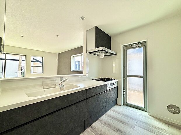 勝手口のある開放感のあるキッチンです。