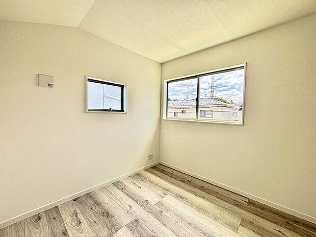 衣類の整理整頓に嬉しいクローゼット付きのお部屋。お子様のお部屋としても便利です。 