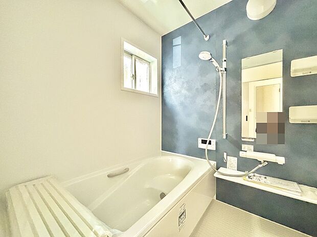 その日の疲れをゆっくりと落としてくれる場所、お子様との大事なひと時を楽しくしてくれる場所。曲線美も感じられるくつろぎのバスタブは、半身浴も楽しめる居心地の良さ。 