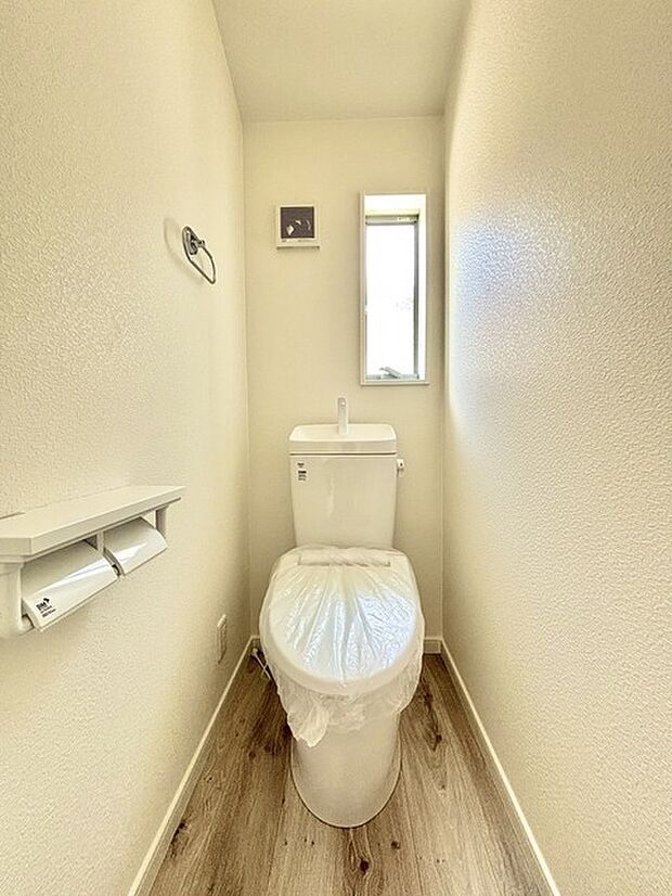 ウォシュレット機能付きのトイレ。換気のしやすい窓付きで、収納もあり実用性も兼ね備えた造り。 