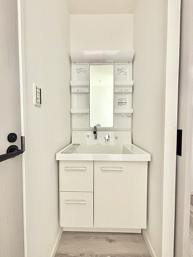 ゆとりの洗面スペースで朝の身支度もスムーズに行えます。 