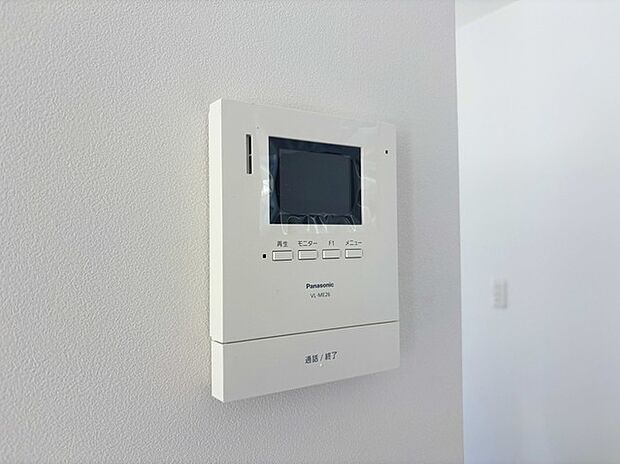 録画機能もあり、どのような人が何時に来訪されたのかが分かります。防犯上はもちろん、お届け物などの把握にも便利です。ライトが付いているので、夜間でも安心です。  