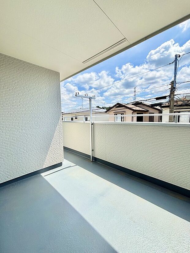 南側のお部屋から出入りできる、奥行きのあるワイドバルコニー。心地よい陽射しと暖かな風を楽しむことが出来ます。 