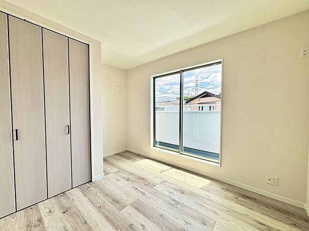 どんな家具にでも相性が良い清潔感ある白色調のクロスを採用。主張しすぎない配色、耐久性にも優れた床材は日々のメンテナンスも楽に、快適に過ごして頂けるよう考えられています。 