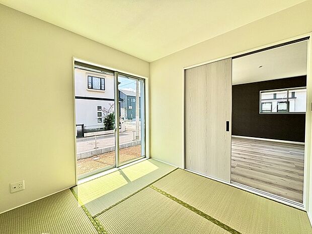 和室があるとやはりどこか心落ち着いてしまいます。客間としてもちょうど良い5帖。 