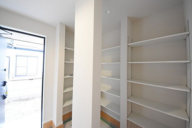 明るく開放的な玄関、靴の脱ぎ履きもしやすく、収納も豊富でご家族皆様の靴をスッキリ収納できます。 