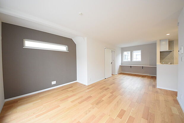 いつも家族の集まるリビングは広々とした18.92帖。通風・採光にも優れ、心安らぐ風と光がたえない空間。汎用性に富んだ居住スペースと、高揚感さえも与えてくれる住空間です。 