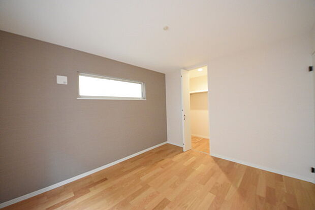 ゆとりのある約7帖の寝室、陽光が入りやすく朝の目覚めも気持ち良く起こしてくれます。 