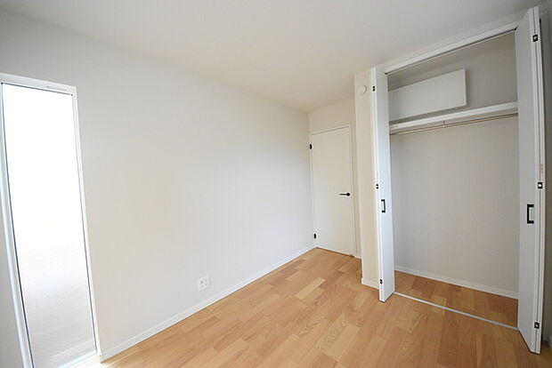 衣類の整理整頓に嬉しいクローゼット付きのお部屋。お子様のお部屋としても便利です。  