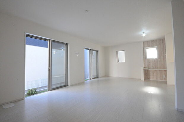 家族の集うリビングには色々な方向から光が差し込む設計に。家族のコミュニケーションが弾むスポットだから明るい雰囲気であってほしい。 