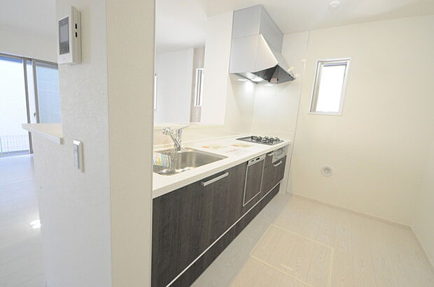 夕食の時間。家族、友人、両親、親戚との会話がより料理を美味しくしてくれる。あっという間に時間が過ぎてしまう居心地の良さは、普段はほっとする空間としてここにあります。 