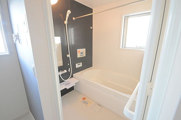 一緒にお風呂に入っている子供達の声がリビングまで聞こえてきそうな広々とした1坪バス 