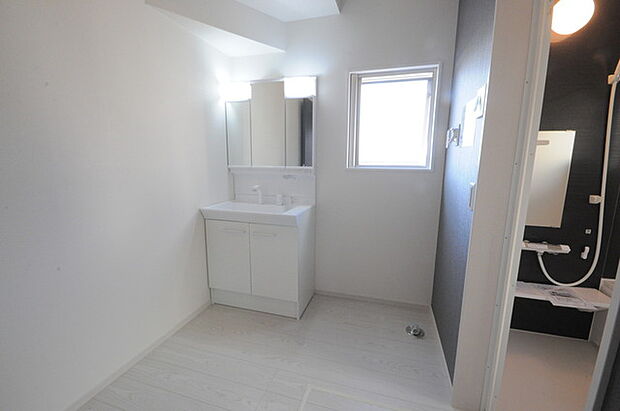 使い勝手の良い洗面台、窓があることで換気もしやすく清潔感のある空間を保てます。 
