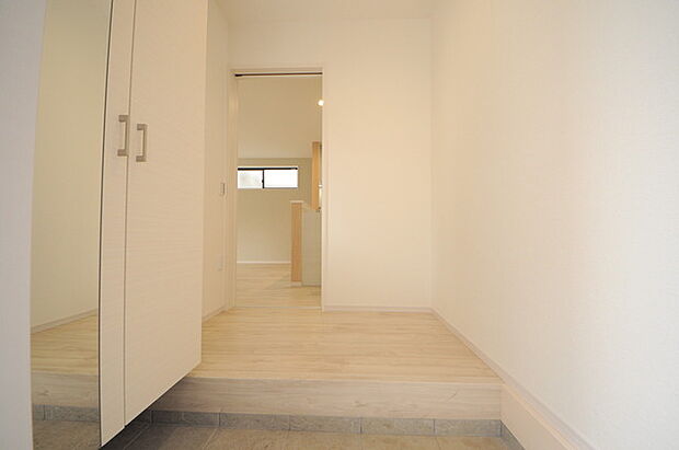 明るく開放的な玄関、靴の脱ぎ履きもしやすく、収納も豊富でご家族皆様の靴をスッキリ収納できます。