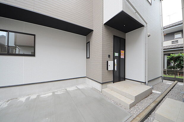 気持ちよくご家族やゲストを送迎できるスタイリッシュでスッキリとした玄関です。