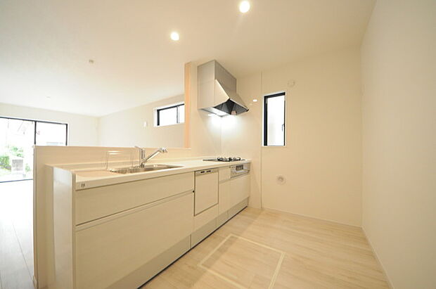 明るい光が降り注ぐ窓があるキッチンはお料理を作る時の気持ちもいつもより明るくなります。近くに窓があるので換気もしやすいですね。