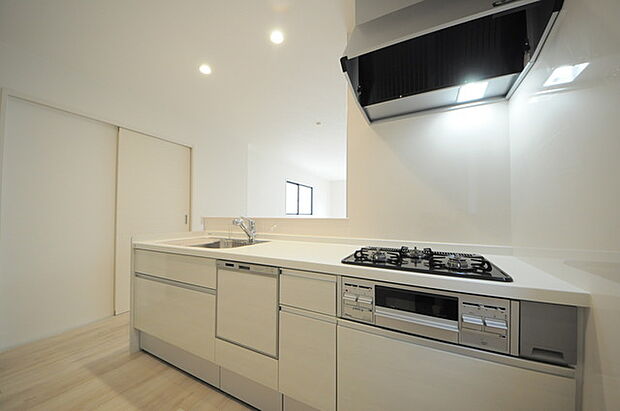 時短に活躍する食器洗浄機や一杯の水も楽しめる浄水器があるシステムキッチン。